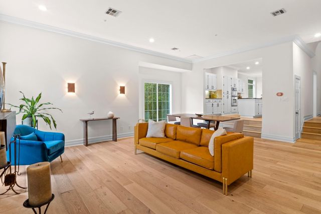 1937 Rue De St Tropez ST 5, Austin, TX 78746