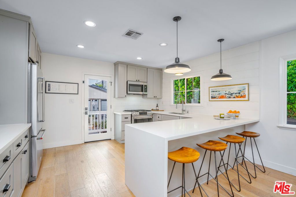 Image 10 of property listing at 3667 Greenfield Avenue, Los Angeles, CA 90034