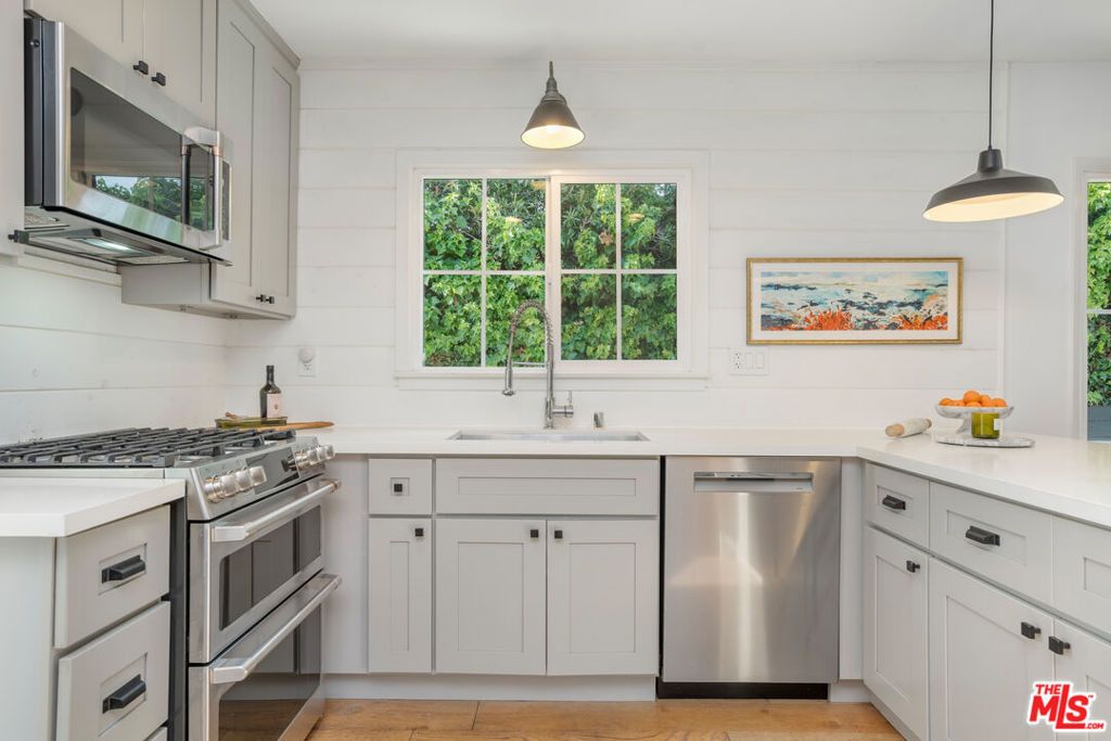 Image 12 of property listing at 3667 Greenfield Avenue, Los Angeles, CA 90034