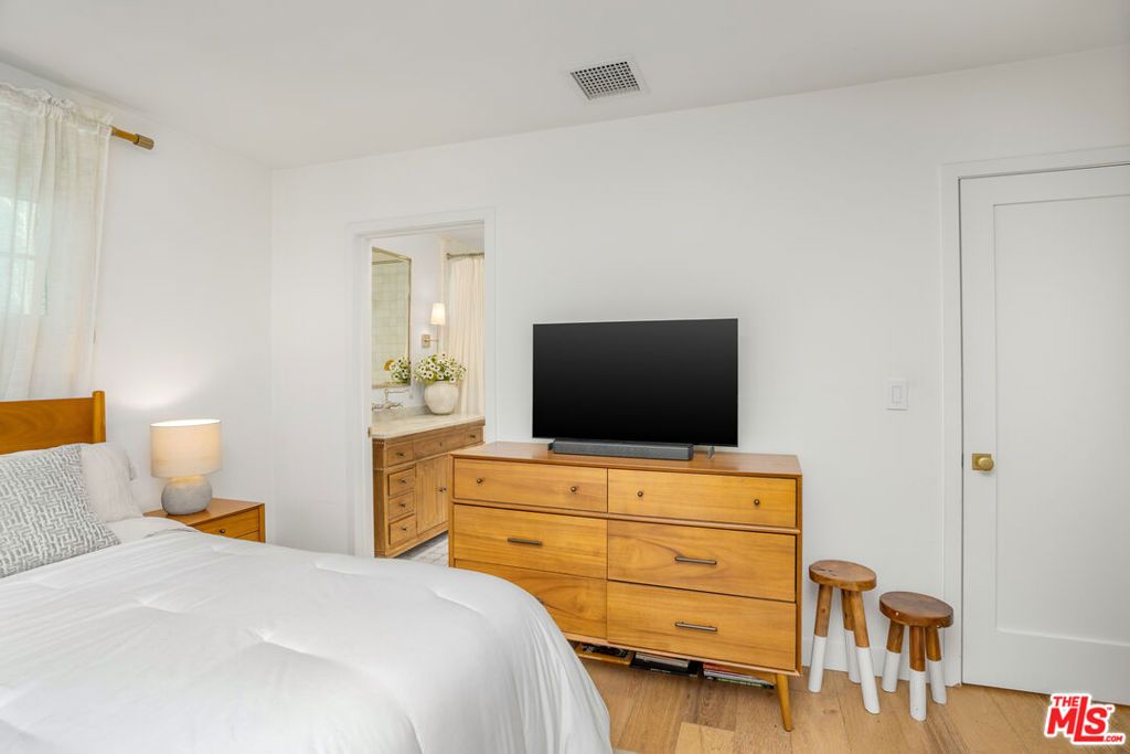 Image 15 of property listing at 3667 Greenfield Avenue, Los Angeles, CA 90034