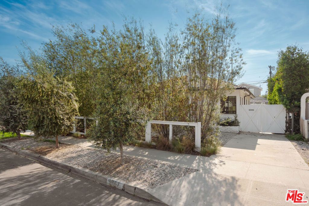 Image 2 of property listing at 3667 Greenfield Avenue, Los Angeles, CA 90034