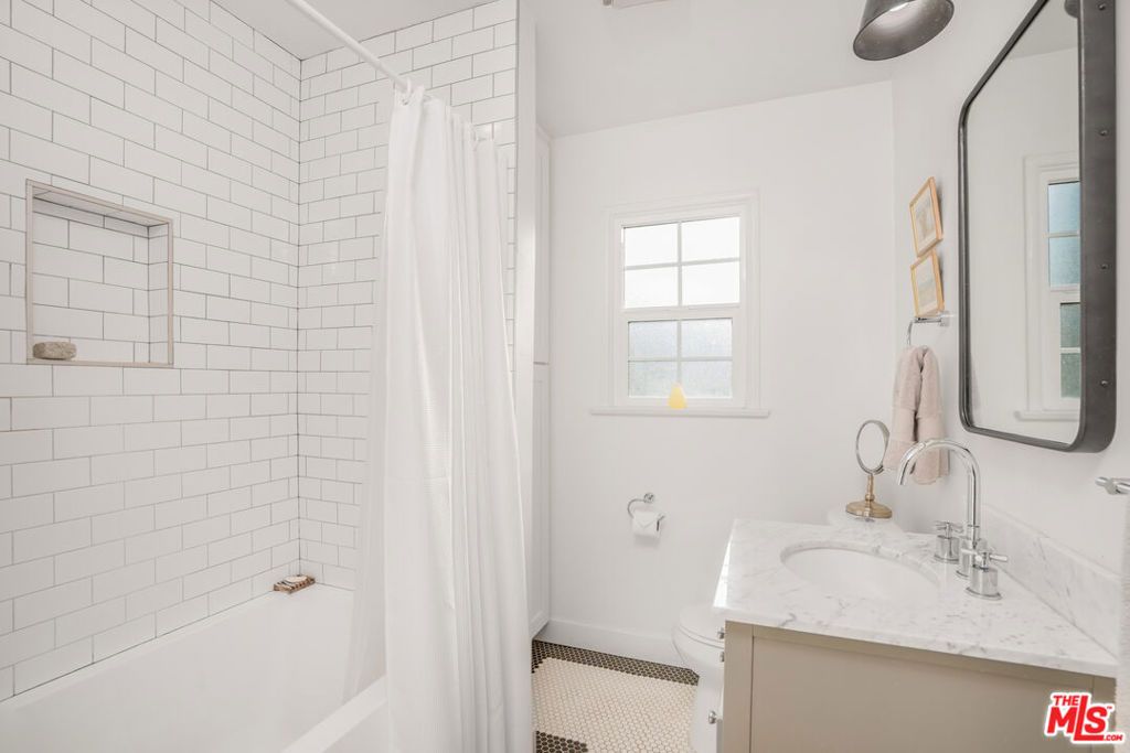 Image 31 of property listing at 3667 Greenfield Avenue, Los Angeles, CA 90034