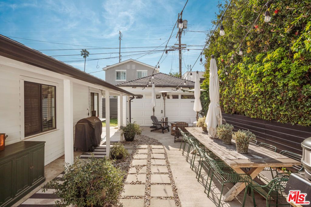 Image 32 of property listing at 3667 Greenfield Avenue, Los Angeles, CA 90034