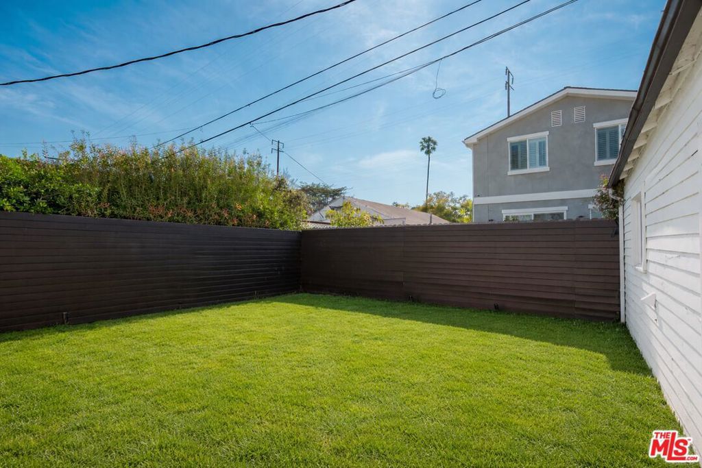 Image 37 of property listing at 3667 Greenfield Avenue, Los Angeles, CA 90034