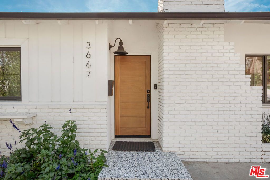 Image 5 of property listing at 3667 Greenfield Avenue, Los Angeles, CA 90034