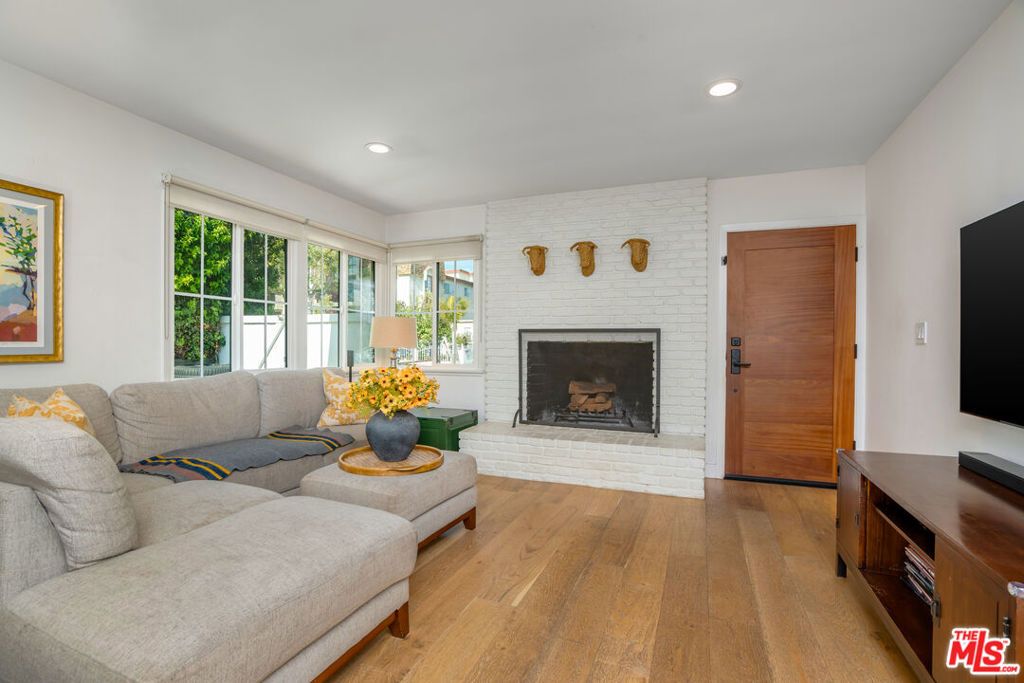 Image 6 of property listing at 3667 Greenfield Avenue, Los Angeles, CA 90034