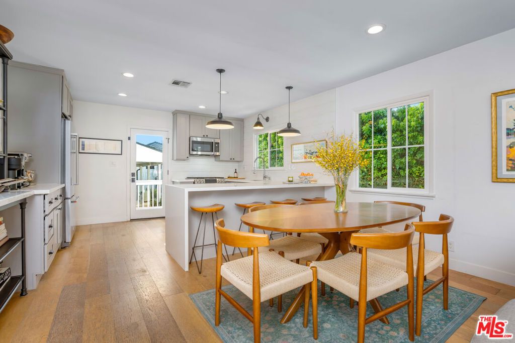 Image 9 of property listing at 3667 Greenfield Avenue, Los Angeles, CA 90034