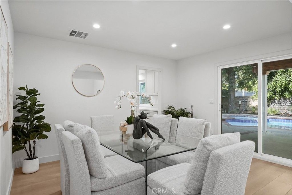 Image 11 of property listing at 6221 Mammoth, Valley Glen, CA 91401