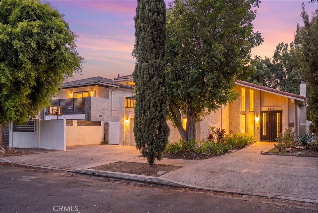Image 2 of property listing at 6221 Mammoth, Valley Glen, CA 91401