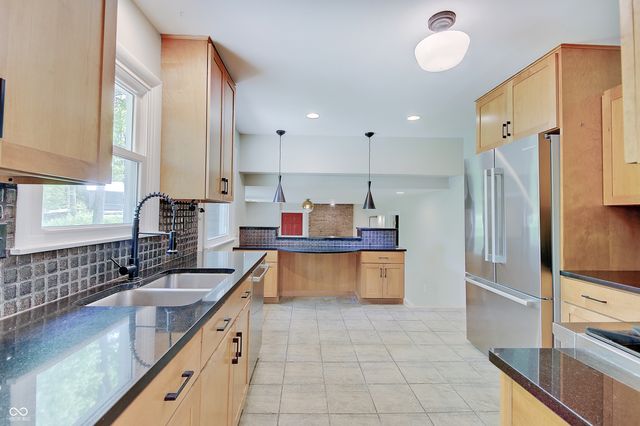 805 Eaglewood Drive, Zionsville, IN 46077