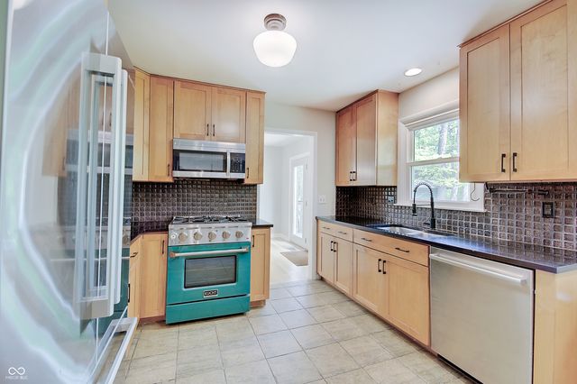 805 Eaglewood Drive, Zionsville, IN 46077