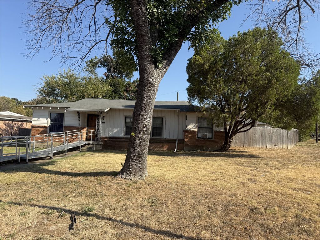 5500 Purington Avenue, Fort Worth, TX 76112 — photo 2
