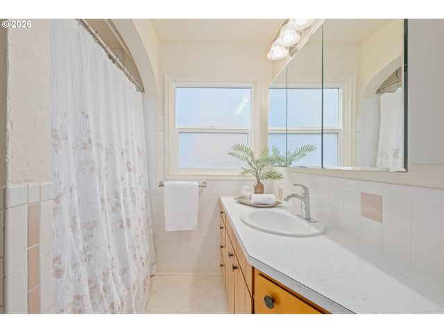 2031 OLIVE St, Eugene, OR 97405