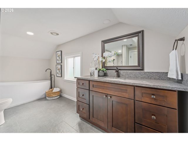 2031 OLIVE St, Eugene, OR 97405