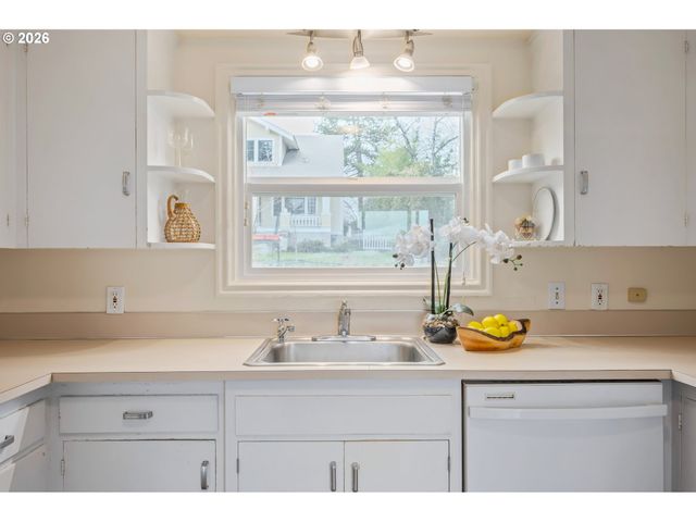 2031 OLIVE St, Eugene, OR 97405