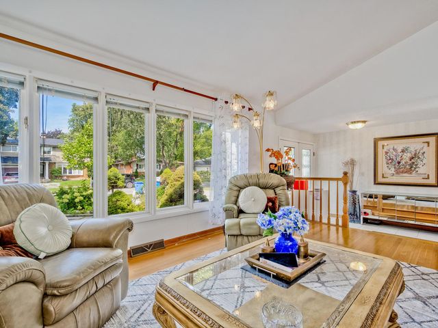 1121 N Greenfield Lane, Mount Prospect, IL 60056