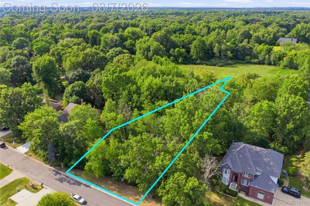 8959 Clubwood Drive, Walled Lake, MI 48390