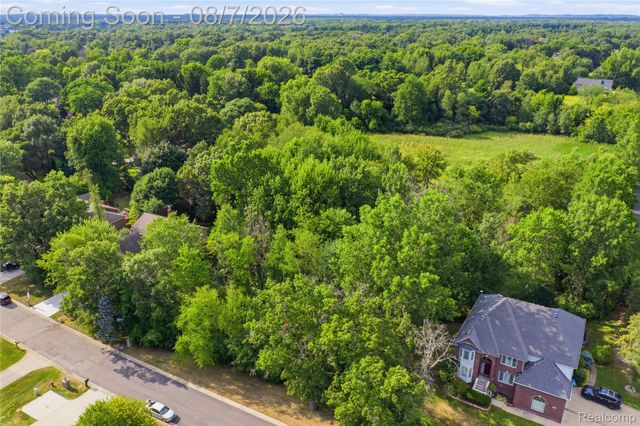 8959 Clubwood Drive, Walled Lake, MI 48390