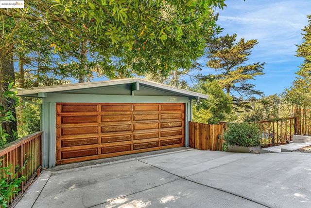 2211 Arrowhead Dr, Oakland, CA 94611