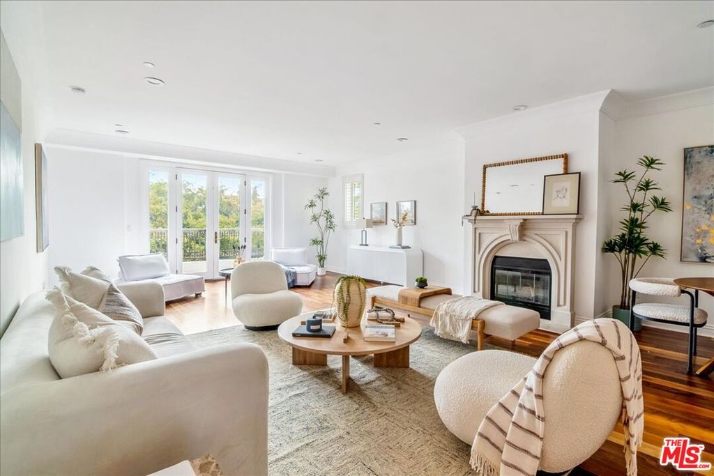 Image 1 of property listing at 261 S Reeves Dr Unit 304, Beverly Hills, CA 90212