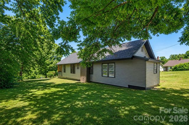 32 Pinecrest Avenue, Great Falls, SC 29055