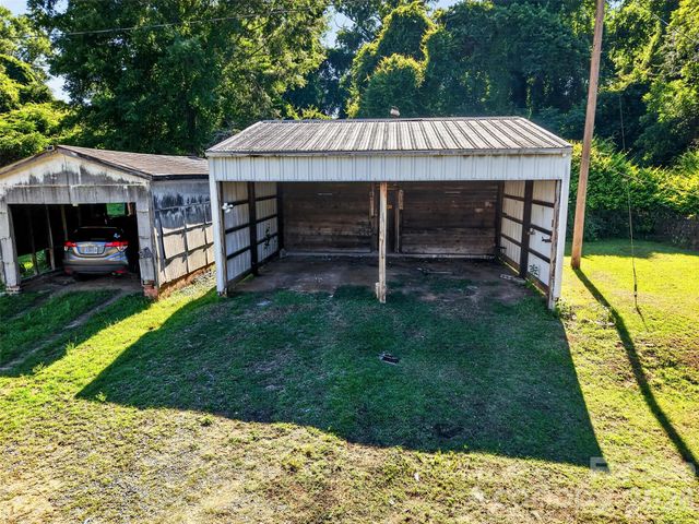 32 Pinecrest Avenue, Great Falls, SC 29055