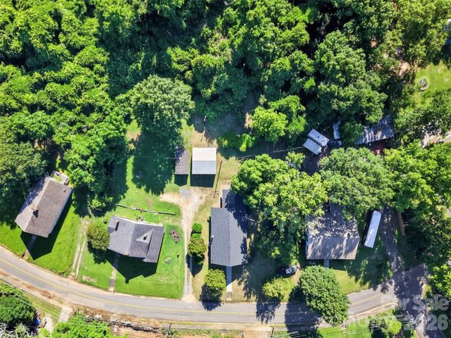 32 Pinecrest Avenue, Great Falls, SC 29055