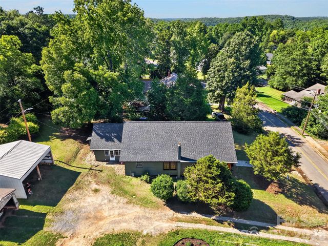32 Pinecrest Avenue, Great Falls, SC 29055