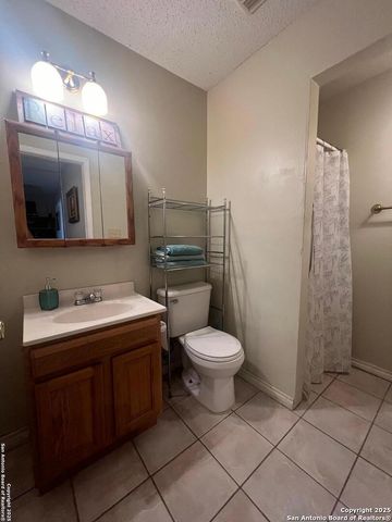 208 S Jamison, Devine, TX 78016