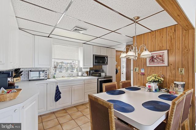 329 W 5TH ST, Ship Bottom, NJ 08008