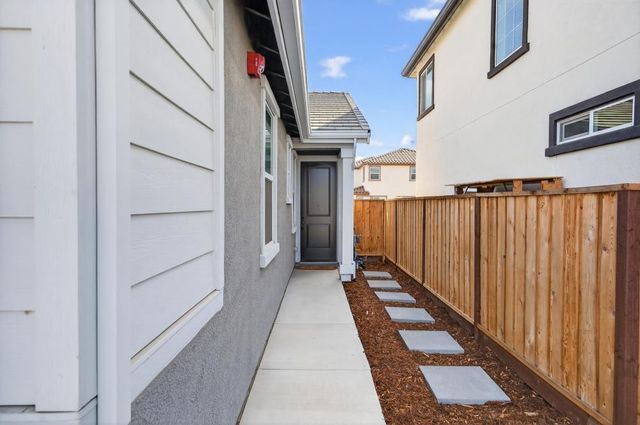 10196 N Solvita Way, Elk Grove, CA 95757