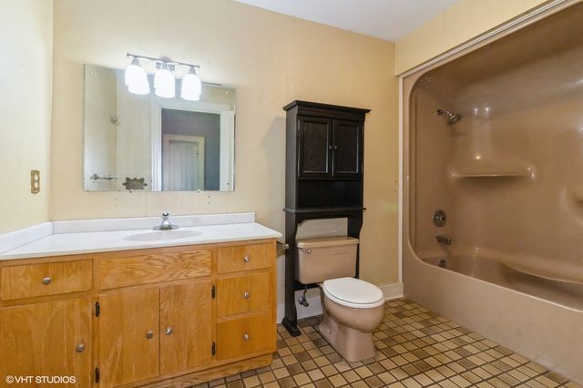 100 E Miller Avenue, Hinckley, IL 60520