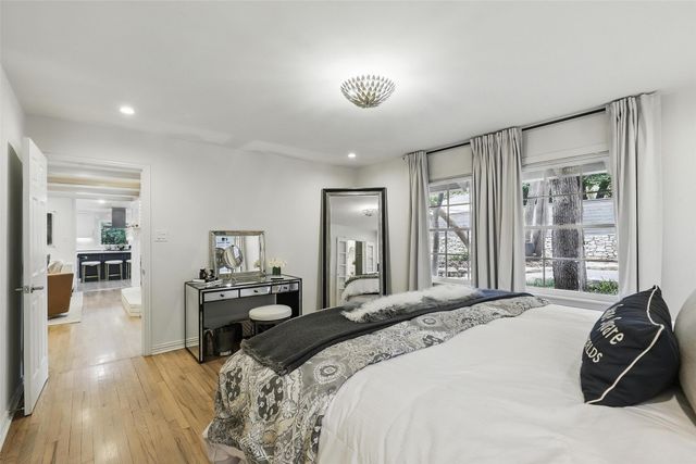 208 Rockwood Park Drive, Fort Worth, TX 76107