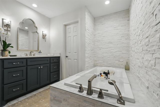 208 Rockwood Park Drive, Fort Worth, TX 76107