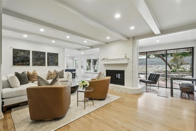 208 Rockwood Park Drive, Fort Worth, TX 76107