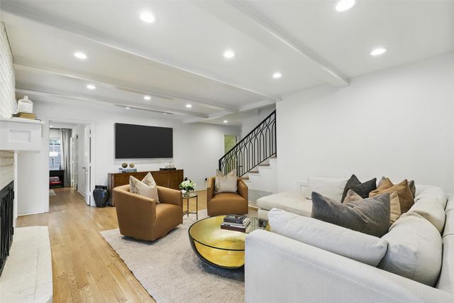 208 Rockwood Park Drive, Fort Worth, TX 76107