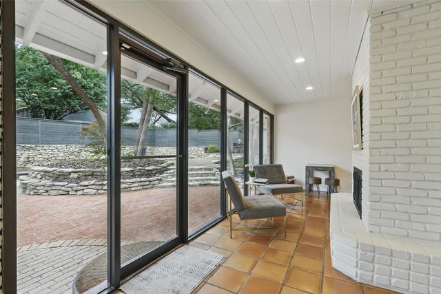 208 Rockwood Park Drive, Fort Worth, TX 76107