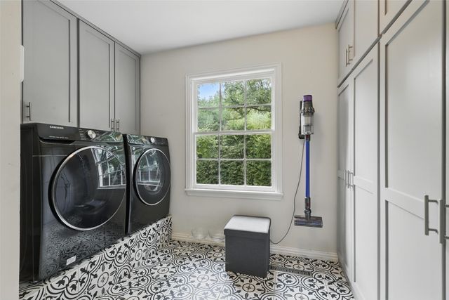 208 Rockwood Park Drive, Fort Worth, TX 76107