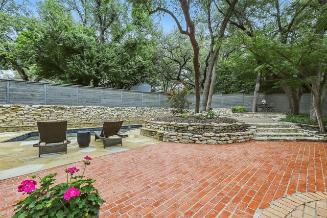 208 Rockwood Park Drive, Fort Worth, TX 76107