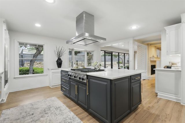 208 Rockwood Park Drive, Fort Worth, TX 76107