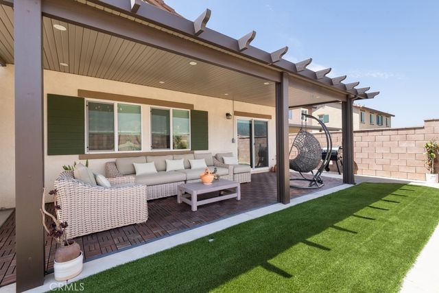 15686 Parry Peak Drive, Fontana, CA 92336