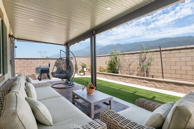 15686 Parry Peak Drive, Fontana, CA 92336