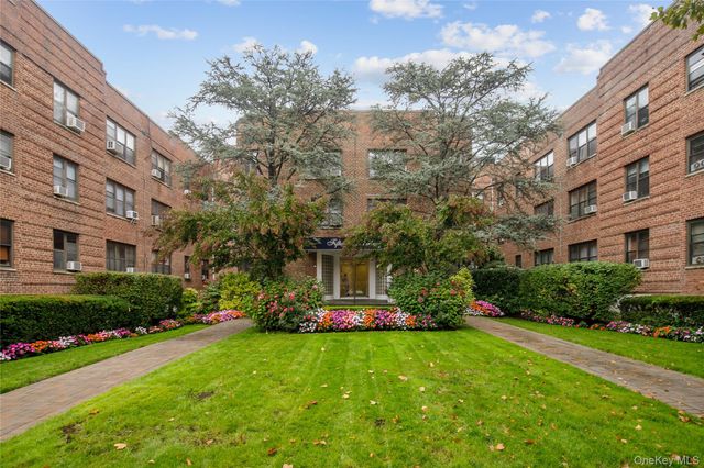 15 Canterbury Road D6, Great Neck, NY 11021