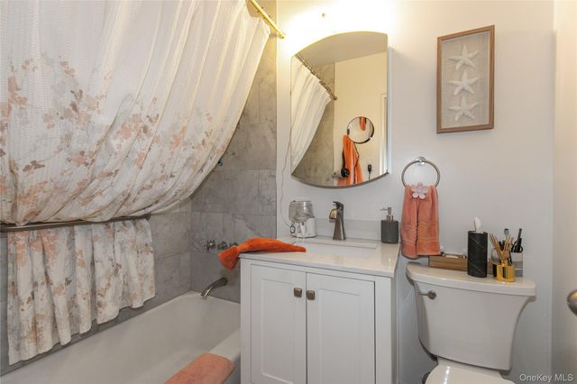 15 Canterbury Road D6, Great Neck, NY 11021