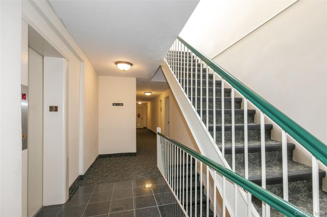 15 Canterbury Road D6, Great Neck, NY 11021