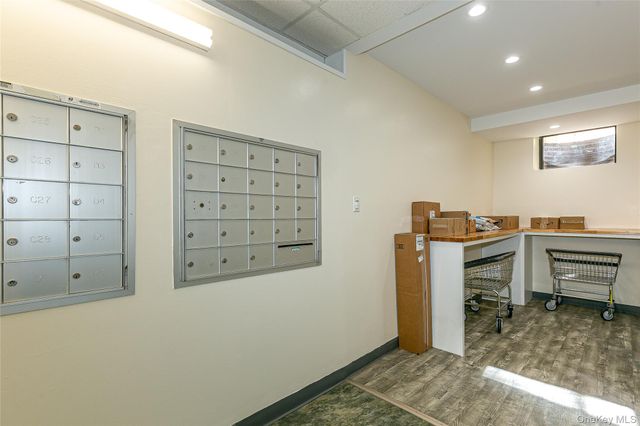 15 Canterbury Road D6, Great Neck, NY 11021