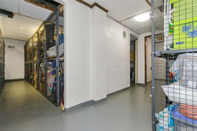 15 Canterbury Road D6, Great Neck, NY 11021