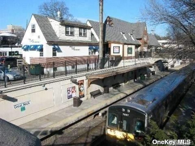 15 Canterbury Road D6, Great Neck, NY 11021