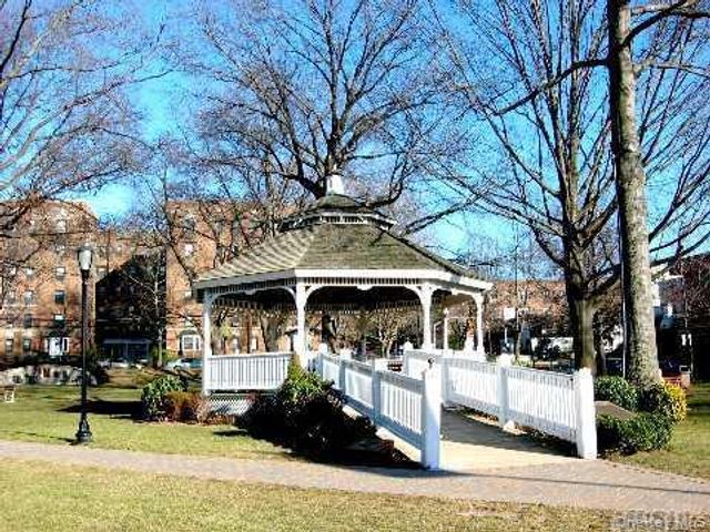 15 Canterbury Road D6, Great Neck, NY 11021