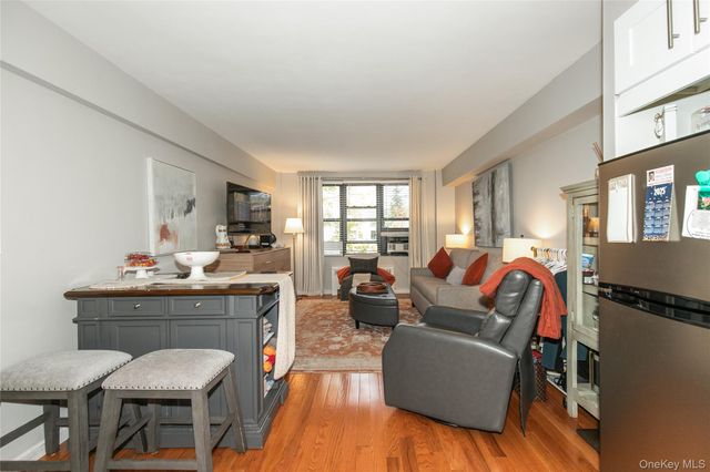 15 Canterbury Road D6, Great Neck, NY 11021